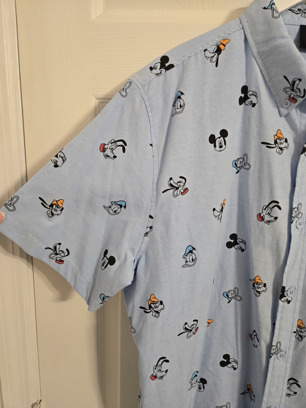 Disney Light Blue Short-Sleeve Button-Down with Mickey & Friends Print Size XL - Picture 3 of 8